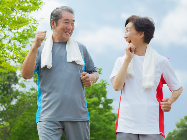 ウォーキングをする男女の写真